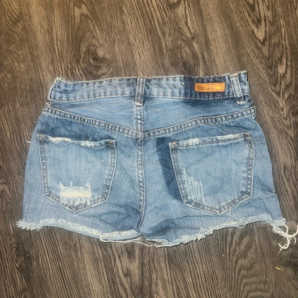 C&C Women’s distressed shorts size 24​​​ - Picture 4 of 7